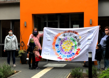 Zusammenhalt trotz Kontaktsperre: Hand in Hand verbunden bleiben