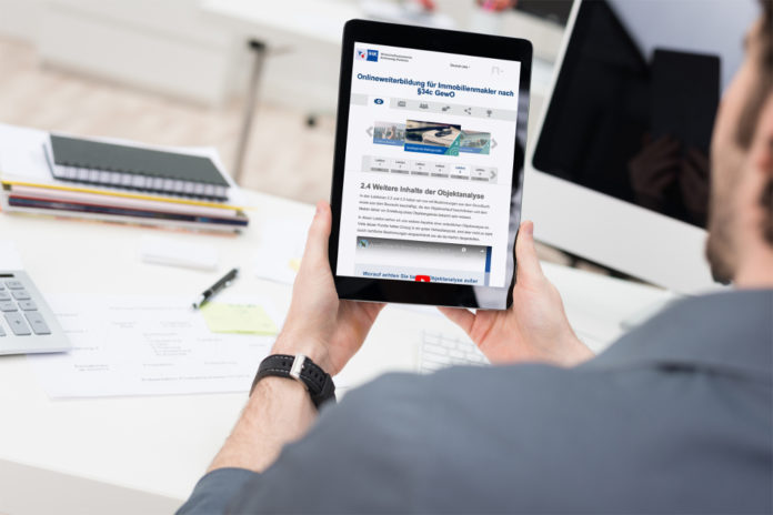 geschäftsmann hält tablet in der hand