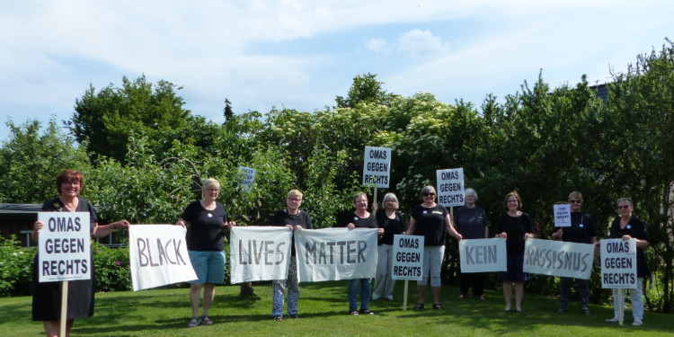 ‚Omas gegen Rechts‘ treffen sich wieder und positionieren sich gegen Rassismus