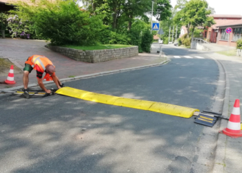 Verkehrsbehinderungen durch eine Schlauchbrücke in der Riemannstraße