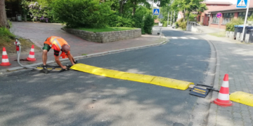 Verkehrsbehinderungen durch eine Schlauchbrücke in der Riemannstraße