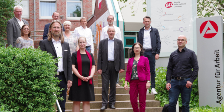 Ausbildung: Viele Unternehmen in Wartestellung – Jugendliche sollten sich jetzt bewerben