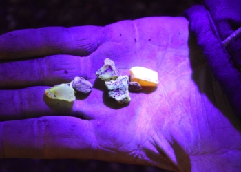 Edelsteine, Bernsteine und Kristalle