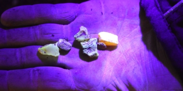 Edelsteine, Bernsteine und Kristalle