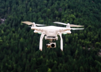 Umweltfreundliche Kontrolle der Stromnetze im Kreis Herzogtum Lauenburg: Befliegung per Drohne statt Hubschrauber