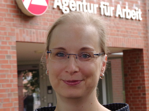 Stellenmeldungen nehmen wieder zu – Arbeitslosigkeit steigt saisonal bedingt