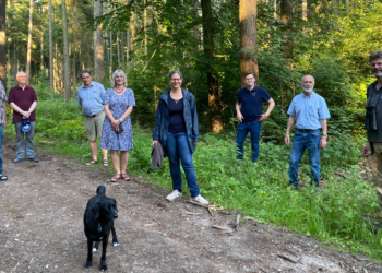 Nina Scheer mit Landes- und Kreispolitik auf Waldbegehung