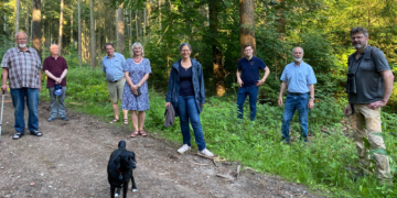 Nina Scheer mit Landes- und Kreispolitik auf Waldbegehung
