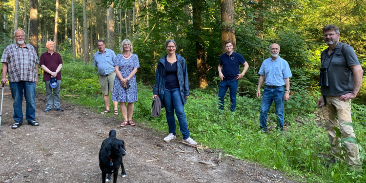 Nina Scheer mit Landes- und Kreispolitik auf Waldbegehung