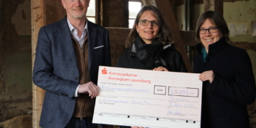 Ein Scheck für den Fahrstuhl im Berkenthiner Pastorat
