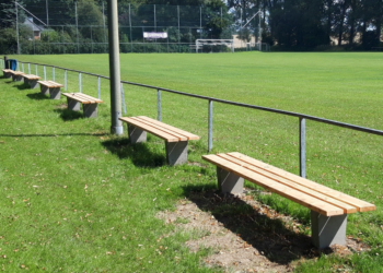 Neue Sitzbänke für den Steinhorster Sportplatz