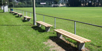 Neue Sitzbänke für den Steinhorster Sportplatz