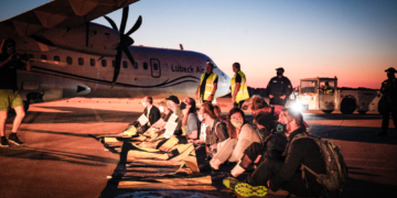 Flughafen Lübeck nimmt Flugbetrieb wieder auf – Klimaschützer entern Rollfeld