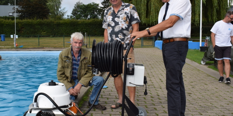 Neuer Saugroboter für das Steinhorster Freibad