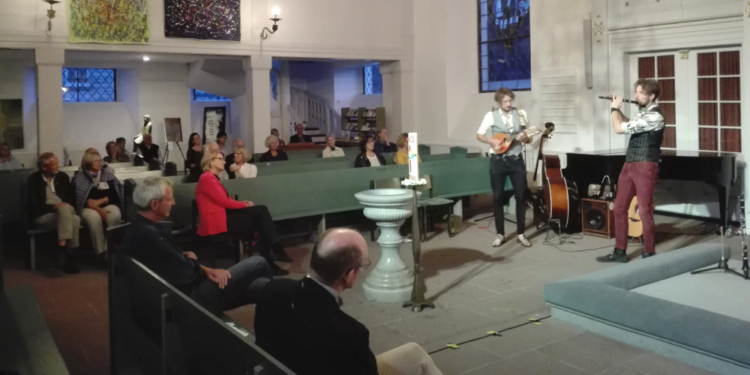 ‚Vom Gehen und Ankommen‘ – Erfolgreicher Leseabend in der Stadtkirche St. Petri