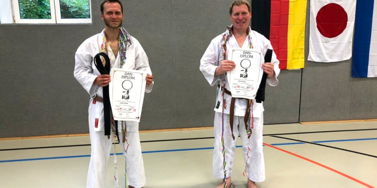 RSV-Karate: zwei Ratzeburger Sportler bestehen Schwarzgurt-Prüfung