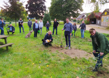 CDU-Kreistagsabgeordnete pflanzen Bäume zum Tag der Deutschen Einheit