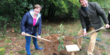 CDU-Kreisverband Herzogtum Lauenburg pflanzt Eiche zum Tag der Deutschen Einheit