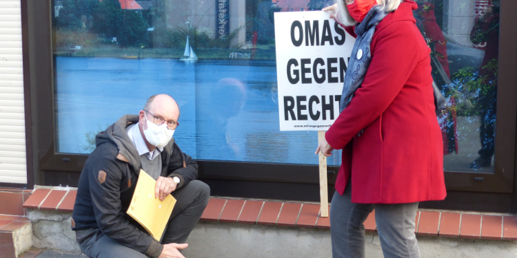 ‚Omas gegen Rechts‘ und Archivar Christian Lopau erinnern an das Schicksal der jüdischen Familie Rosenberg