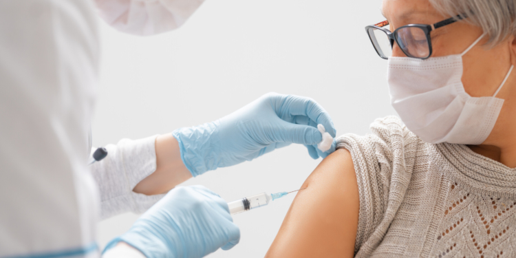 AOK bietet ab sofort Corona-Impfhotline an