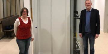 Es geht aufwärts im Pastorat – Fahrstuhl in Betrieb genommen