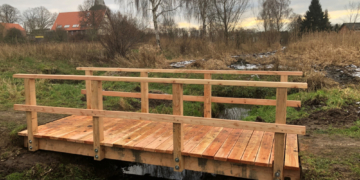 Bauhof der Gemeinde Berkenthin erneuert Brücken im Dorfpark