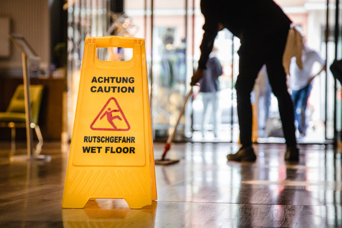 Gebäudereinigerin bei der Arbeit