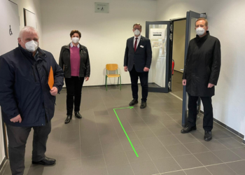 CDU-Landtagsabgeordnete Klaus Schlie und Andrea Tschacher fordern ‚Impfen durch Drive – in‘