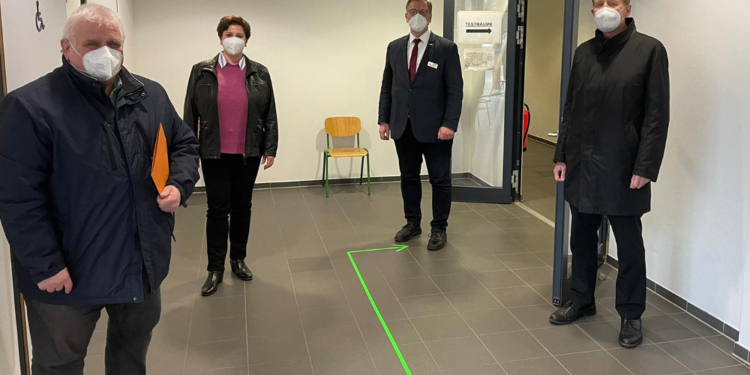 CDU-Landtagsabgeordnete Klaus Schlie und Andrea Tschacher fordern ‚Impfen durch Drive – in‘