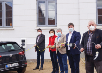 Zeitalter der Elektromobilität erreicht den Stadthauptmannshof – Vereinigte Stadtwerke sponsern 11 KW-Ladesäule