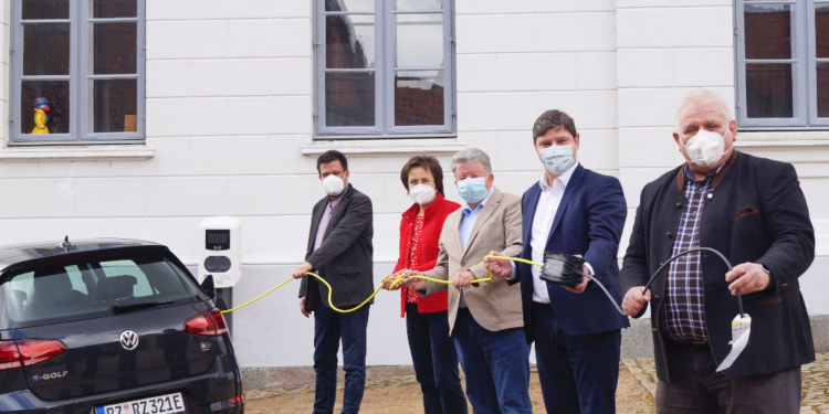 Zeitalter der Elektromobilität erreicht den Stadthauptmannshof – Vereinigte Stadtwerke sponsern 11 KW-Ladesäule