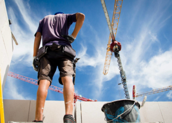 Volle Auftragsbücher: 1.400 Baugenehmigungen im vergangenen Jahr Lohn-Plus und Wegezeit-Entschädigung für Bauarbeiter im Herzogtum gefordert