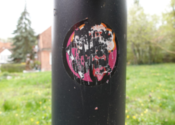 Kein Platz für Rechts auf dem Laternenpfahl