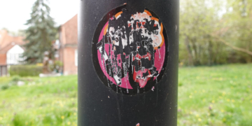 Kein Platz für Rechts auf dem Laternenpfahl