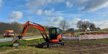 SH Netz verlegt Mittelspannungskabel und Gasleitung für künftigen Kreisverkehr in Grabau