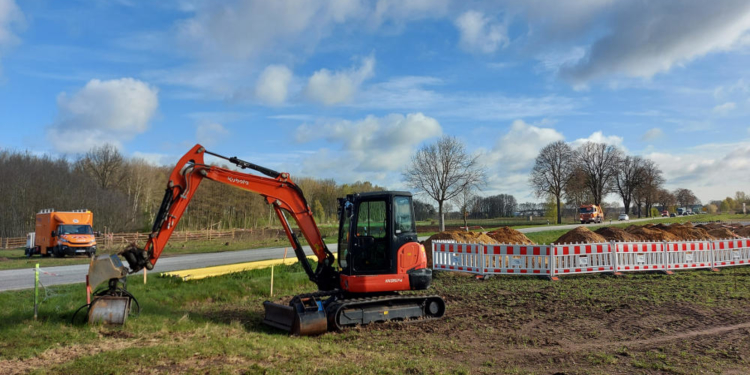 SH Netz verlegt Mittelspannungskabel und Gasleitung für künftigen Kreisverkehr in Grabau