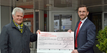 Kreissparkasse Herzogtum Lauenburg überreicht dem Kinderschutzbund symbolischen Scheck über 2.500 Euro