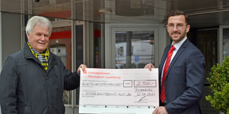 Kreissparkasse Herzogtum Lauenburg überreicht dem Kinderschutzbund symbolischen Scheck über 2.500 Euro