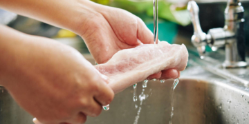 Beim Grillen steigt das Risiko: AOK warnt vor Magen-Darm-Infektionen