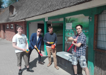 Ratzeburger Jugendbeirat reaktiviert die Spielekiste an der Seebadestelle Schloßwiese