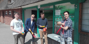 Ratzeburger Jugendbeirat reaktiviert die Spielekiste an der Seebadestelle Schloßwiese