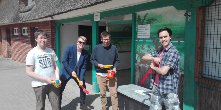 Ratzeburger Jugendbeirat reaktiviert die Spielekiste an der Seebadestelle Schloßwiese