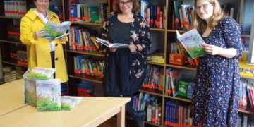 Präventionsprojekt ‚ZUGÄNGE ERWEITERN‘ unterstützt Möllner Gemeinschaftsschule mit Lehrbüchern zum Thema Antisemitismus