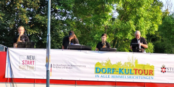 BigBandMoelln geht mit dem ‚Big-Red-Bus‘ auf ‚Dorf-KulTour‘