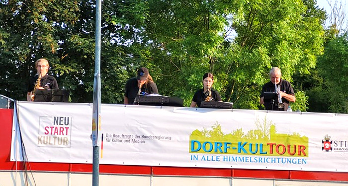 BigBandMoelln geht mit dem ‚Big-Red-Bus‘ auf ‚Dorf-KulTour‘