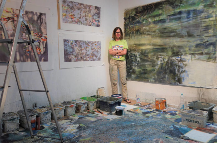 Claudia Bormann in ihrem Ratzeburger Atelier bei der Sichtung neuer (links) und älterer Arbeiten-heller