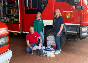 Notarzt-Börse spendet Feuerwehr Sterley Notfallausstattung für Rettungsrucksack
