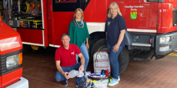 Notarzt-Börse spendet Feuerwehr Sterley Notfallausstattung für Rettungsrucksack