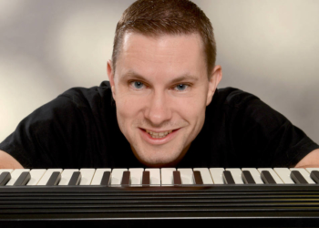 Olli Ehmsen bittet Kids zum Mitmachkonzert