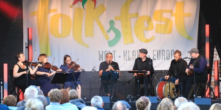 16. Möllner Folksfest verklingt nach zwei Jahren mit internationalen Klängen aus Europa und der Welt